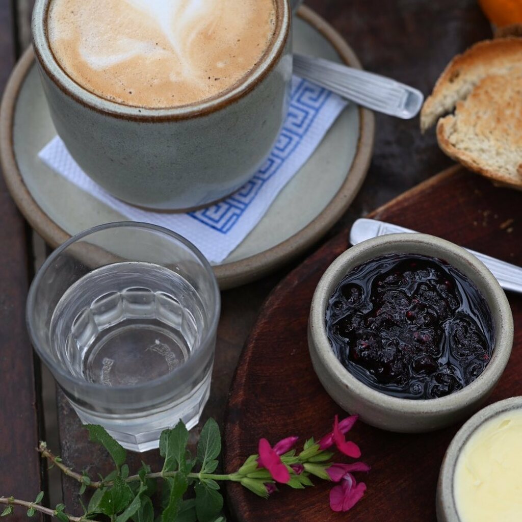 café con leche con tostadas