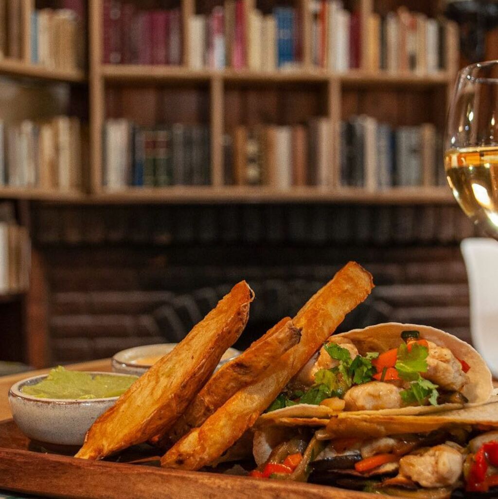 tacos de pollo y verdura con vino blanco